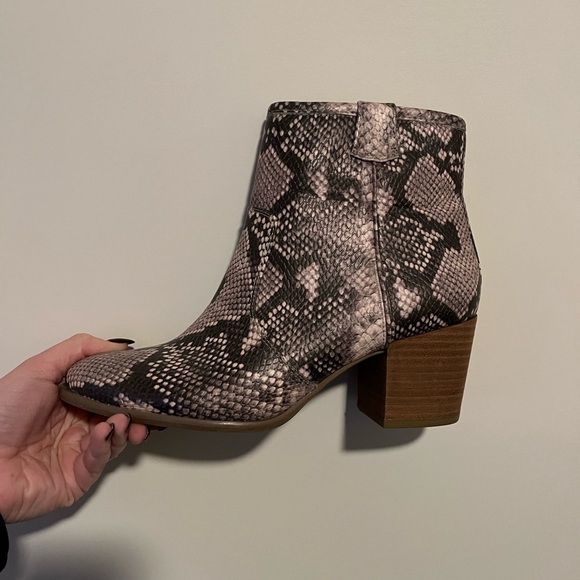 Carlos snakeskin booties, sz 8.5 - Picture 8 of 9